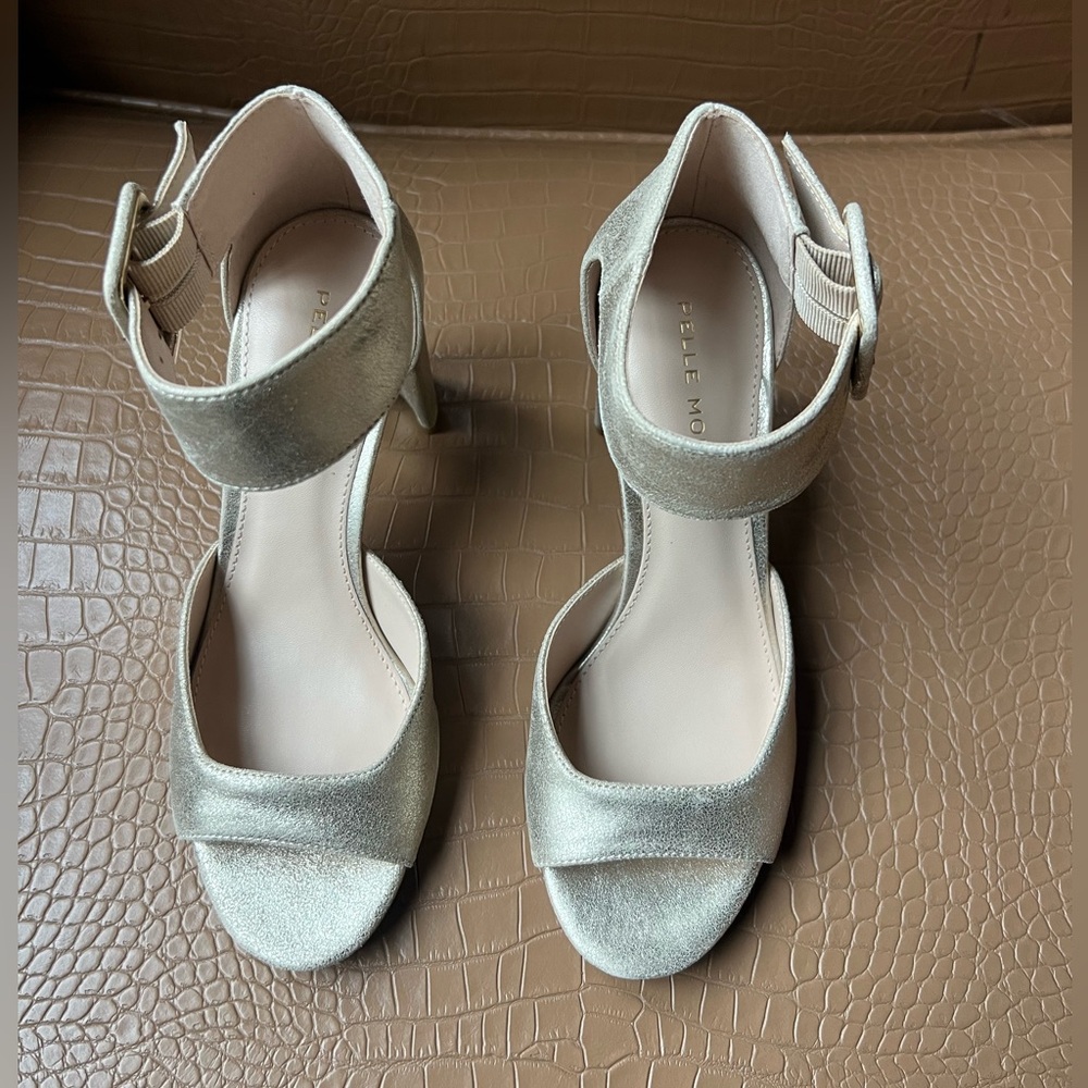 Pelle Moda Metalic Platinum Gold Women's Dressy Sandal Size 5.5 M 3” Heel. - Picture 3 of 7